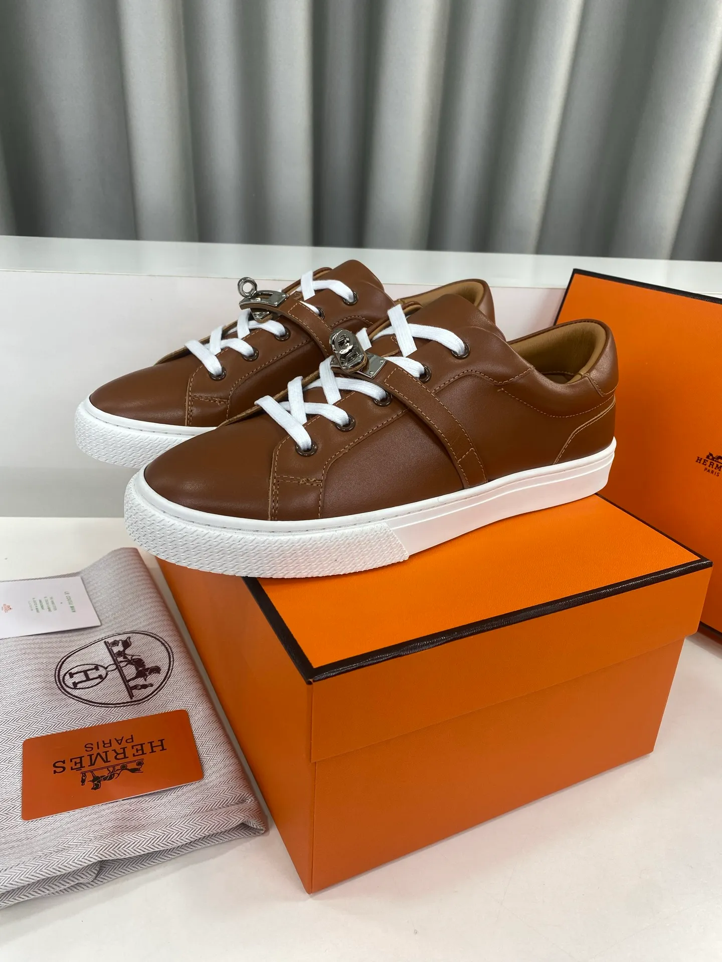 👟👟Ex-factory price 540👟👟 Men's size +10 Hermes Classic Series Couple Style Casual Sports Shoes Skateboard Shoes ☑️ Calfskin Sports Shoes Super Light Sole Introduction Attractive Made in Italy The back of the shoe is decorated with Hermès classic locks to continue the brand design inspiration. Stroll around the city lightly and feel free and comfortable. Exquisite packaging at the delivery counter 🛍📦 ▪️Material: Original customized imported cowhide material ▪️Inner lining Original customized soft sheepskin ▪️Sole Original open-molded non-slip rubber outsole ▪️Sole thickness: 2cm ▪️Size: 35-45 (customized for women’s size 40, men’s size 45)